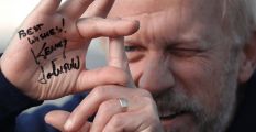 Kenneth Johnson: Co se týče toho, co se teď za vlády Donalda Trumpa u nás děje, je to přesně ten druh varování, které jsem metaforicky dělal ve svém původním seriálu V.
