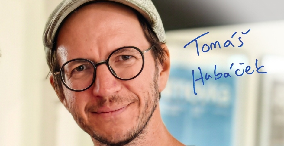 Tom&aacute;&scaron; Hub&aacute;ček: C&iacute;t&iacute;m se hlavně jako vypravěč, takže napsat si sc&eacute;n&aacute;ř k vlastn&iacute;mu filmu je pro mě asi nutnost
